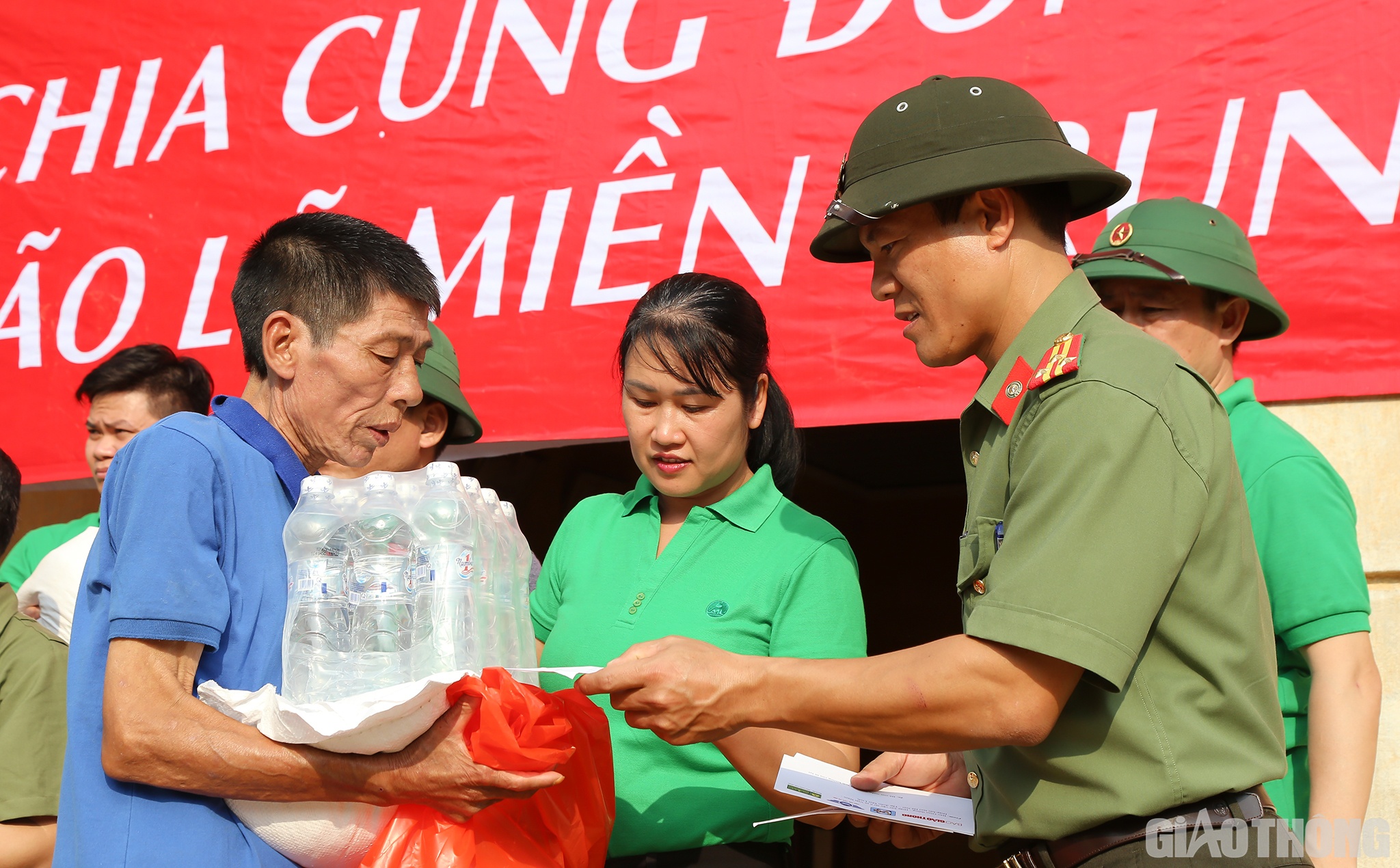 Cùng đi với đoàn còn có đại diện Phòng PA03, Công an tỉnh Quảng Bình. (Trong hình, Thượng tá Trần Hữu Danh, Phó Trưởng phòng PA03, Công an tỉnh Quảng Bình trao quà cho người dân)