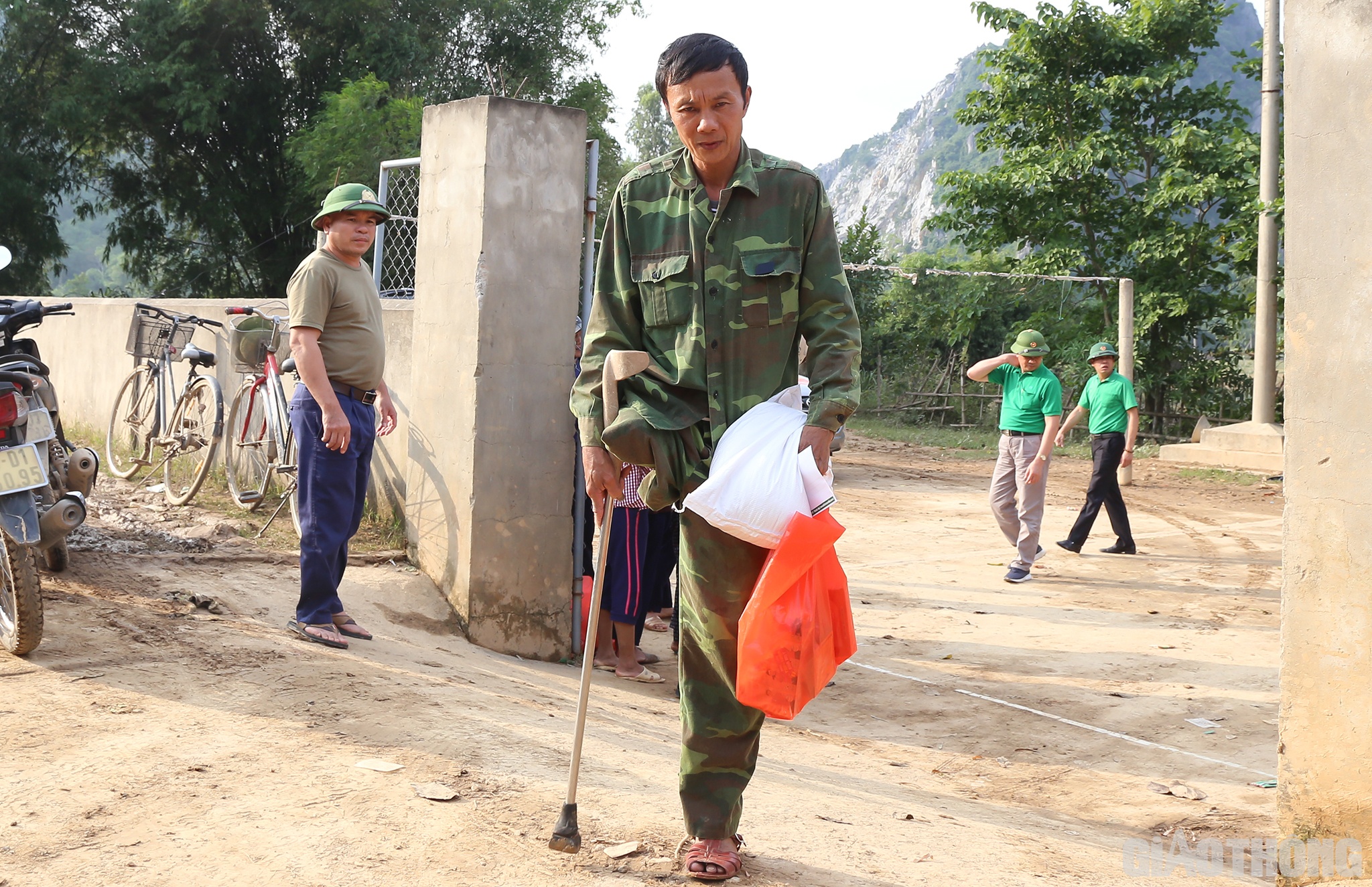 Anh Nguyễn Hữu Danh (ở thôn Bàu 1, xã Tiến Hóa) có hoàn cảnh rất khó khăn. Năm 2019 anh bị tai nạn lao động, cụt một chân phải; mới đây vợ lại mất.