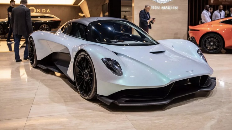 Aston Martin Valhalla
Aston Martin hiện đang chế tạo chiếc xe tiếp theo của James Bond. Chiếc xe có tên Valhalla là dự án mới nhất của hãng ô tô Anh quốc được thực hiện với sự hợp tác của đội đua Công thức 1 Red Bull Racing.
Sự hợp tác này đã tạo ra động cơ V6 hoàn toàn mới của Aston Martin để cung cấp sức mạnh cho Valhalla với động cơ tăng áp 3.0 lít V6 với công suất dự kiến gần 1000 mã lực.
Valhalla được thiết kế hiệu quả về mặt khí động học và dự kiến có tổng trọng lượng 1.350 kg. Công ty đã tiết lộ rằng họ đang có kế hoạch sản xuất 500 chiếc Valhalla, với giá cơ bản là 1.300.000 USD mỗi chiếc.