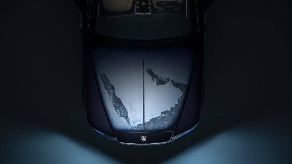 Điểm nhấn đáng chú ý của chiếc xe siêu sang này là nắp ca-pô với hình ảnh toàn bộ khu vực Trung Đông được chụp từ không gian