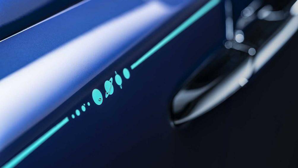 Hai đường coachline chạy dọc thân xe được vẽ tay tạo điểm nhấn với Thái Dương Hệ gồm Mặt Trời và 8 hành tính có quỹ đạo quanh nó