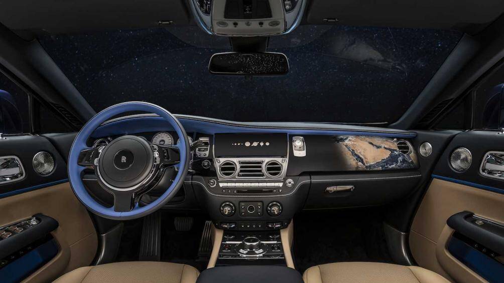 Logo chữ R kép được sơn màu trắng Arctic White kết hợp cùng chỉ khâu tạo nên hiệu ứng nước chảy và mây cho khoang lái