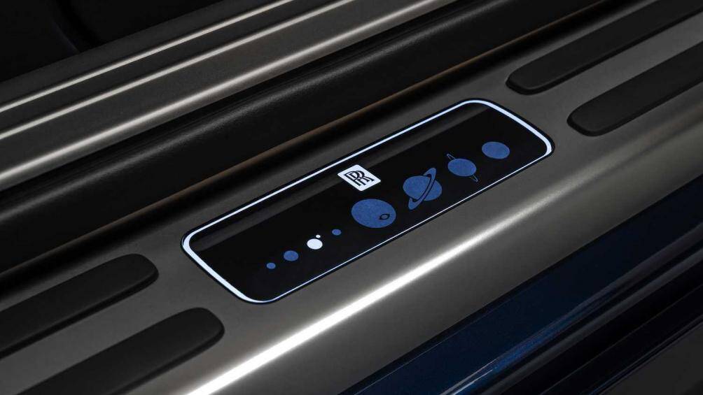 Các hành tinh tiếp tục xuất hiện ở bậc cửa, nơi đây, Trái Đất được phát sáng, giống với logo Rolls-Royce