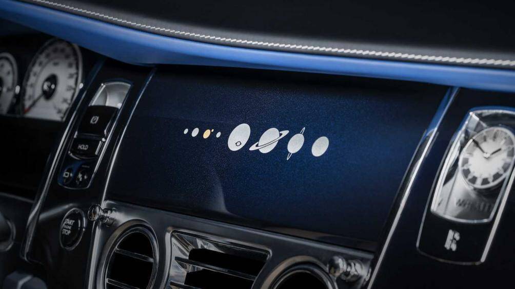 Xe vẫn được trang bị khối động cơ V12 tăng áp kép, dung tích 6,6 lít. Wraith chỉ mất 4,6 giây để tăng tốc từ 0-100 km/h, tốc độ tối đa của xe ở mức 250 km/h