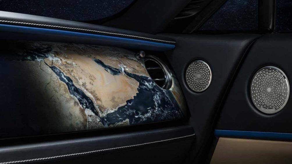 Hãng xe siêu sang đến từ Anh Quốc bán ra Wraith với giá khởi điểm từ 330.000 USD cho bản tiêu chuẩn và 380.000 USD cho bản hiệu năng cao Black Badge