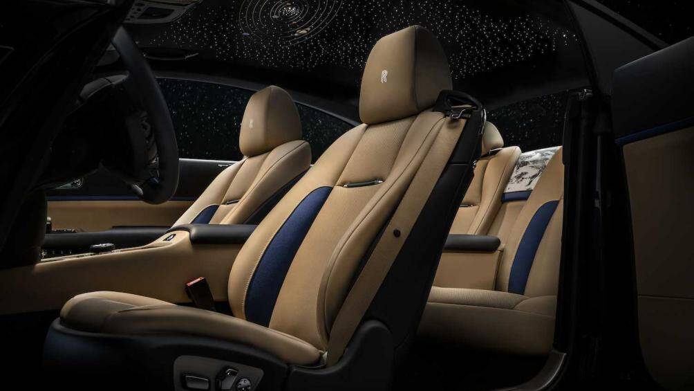 Ở bên trong, ghế ngồi được làm từ da Moccasin nhằm tái hiện lại cát của sa mạc Emirates