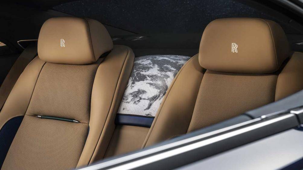 Chưa hết, ở hàng ghế phía sau, hiệu ứng mây được tạo trên bề mặt da bằng công nghệ Photoflash cũng là một điểm nhất đặc biệt của xe