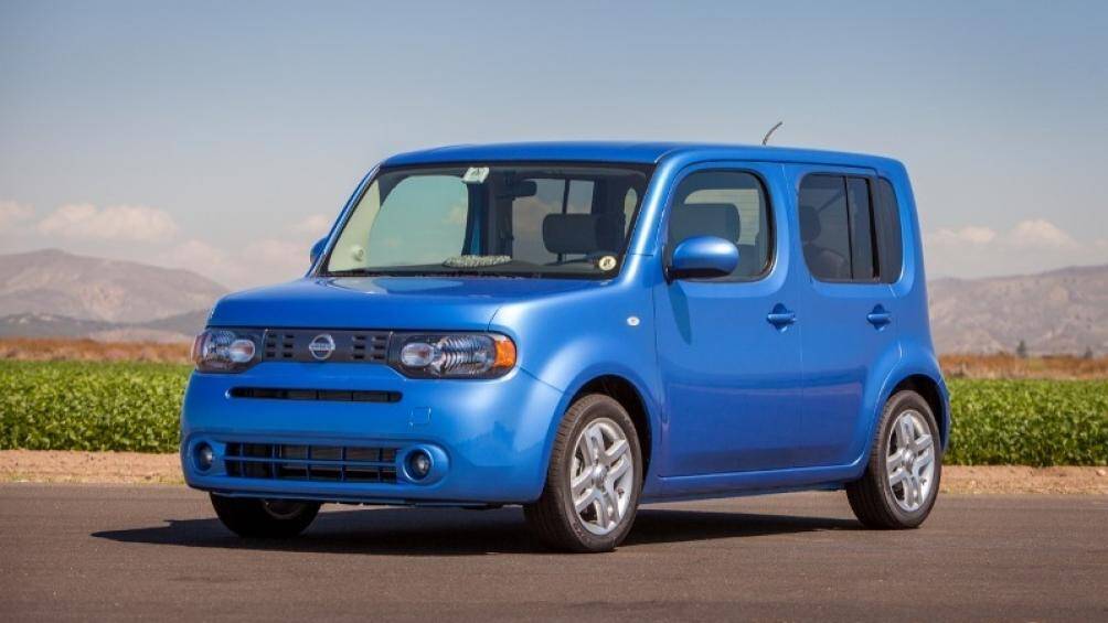 1. Nissan Cube: Nissan Cube giống như một chiếc hộp có bánh xe bởi nhà sản xuất đã tối đa hóa không gian sử dụng một cách cực đoan
