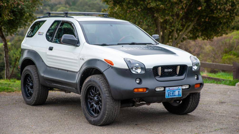 4. Isuzu Vehicross: Isuzu Vehicross sở hữu rất nhiều bộ phận được chế tạo bằng nhựa rẻ tiền khiến khách hàng không ưng mắt