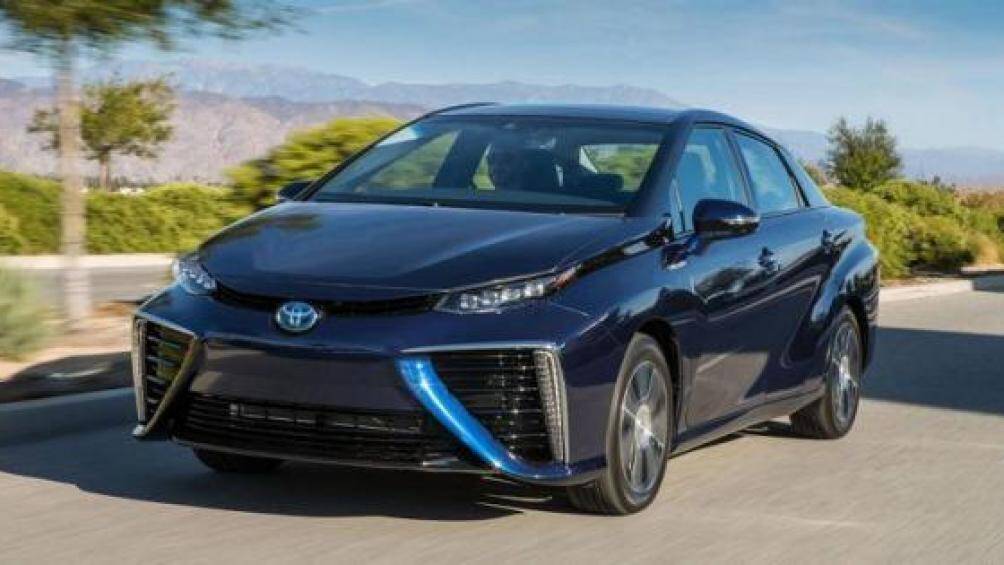 6. Toyota Mirai: Nếu hãng Toyota đầu tư hơn về khâu thiết kế thì chiếc xe này đã không bị hụt hơi trong cuộc đua với ô tô điện