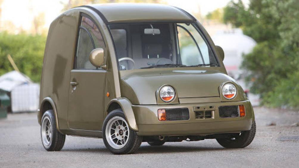 Nissan S Cargo: Ngoài việc trông có vẻ cổ kính ra thì chiếc xe này không có bất cứ nét duyên dáng nào
