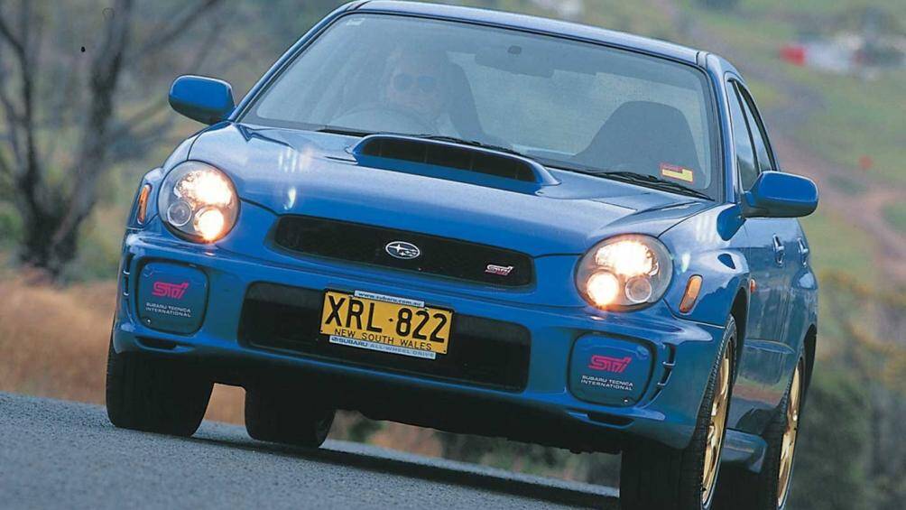 9. Subaru WRX 2002: Kiểu đèn pha "mắt bọ" kém sang hơn rất nhiều so với kiểu đèn pha chữ nhật hiện đại của đời trước