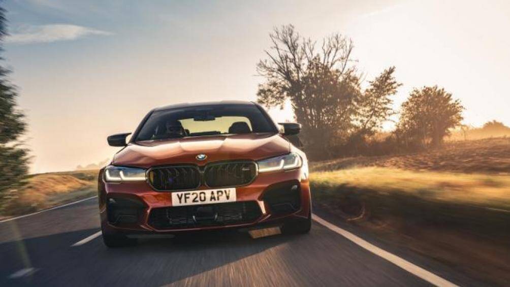 So với thế hệ trước, mặt trước của BMW M5 2021 đã được sửa đổi với lưới tản nhiệt mới, đèn pha hầm hố và cản sau mạnh mẽ hơn