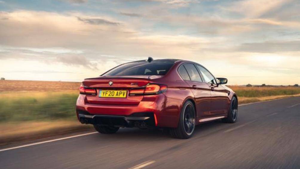 Mặc dù những thay đổi thiết kế này tương đối nhỏ nhưng cũng làm thay đổi diện mạo của chiếc sedan hạng sang