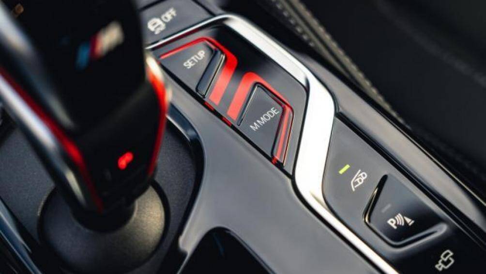 Ngoài ra, còn có bảng điều khiển trung tâm được sửa đổi và 2 nút phát sáng, một để cho chế độ M và một để điều chỉnh thiết lập xe