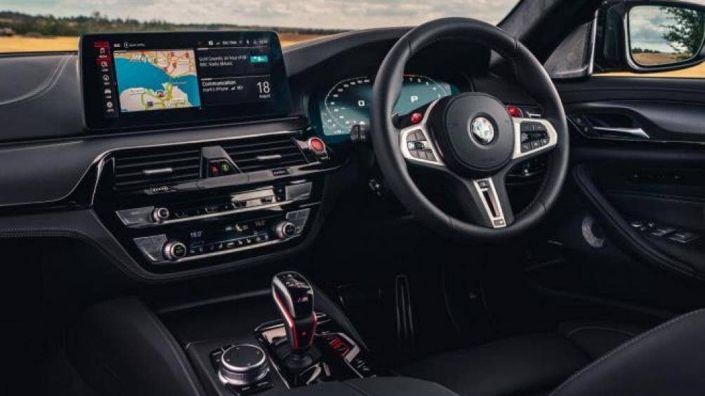 Phần nội thất bên trong ấn tượng hơn nhờ có chất liệu da đen sang trọng và một loạt những điểm nhấn bằng sợi carbon