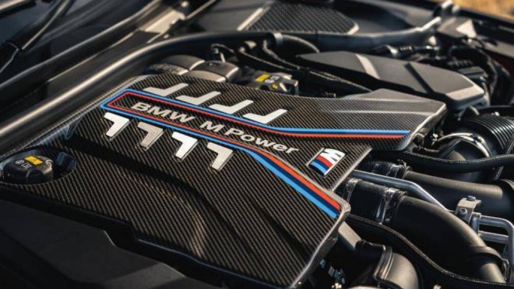 M5 2021 được trang bị động cơ tăng áp kép V8 4.4 L sản sinh công suất 592 mã lực và mô men xoắn 750 Nm dạng tiêu chuẩn