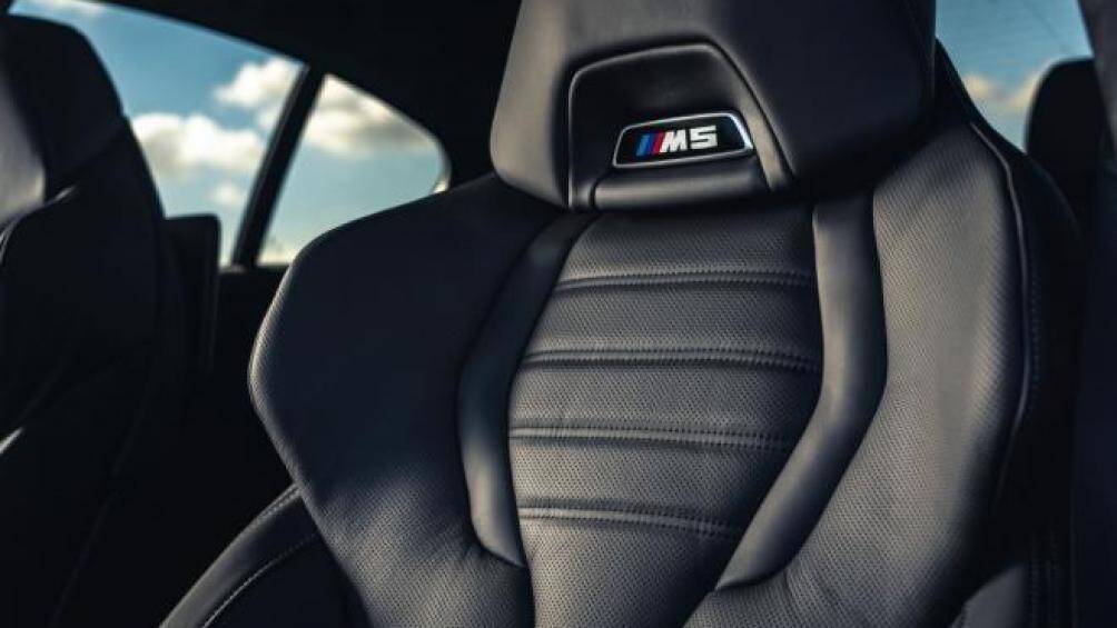 Chiếc Competition mạnh hơn một chút với công suất 617 mã lực và mô-men xoắn cực đại 750Nm