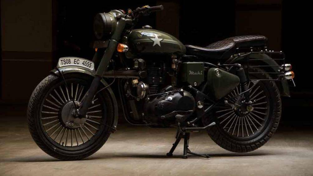 Động cơ và ống xả xe được sơn màu đen, trong khi phanh xe thuộc loại phanh trống