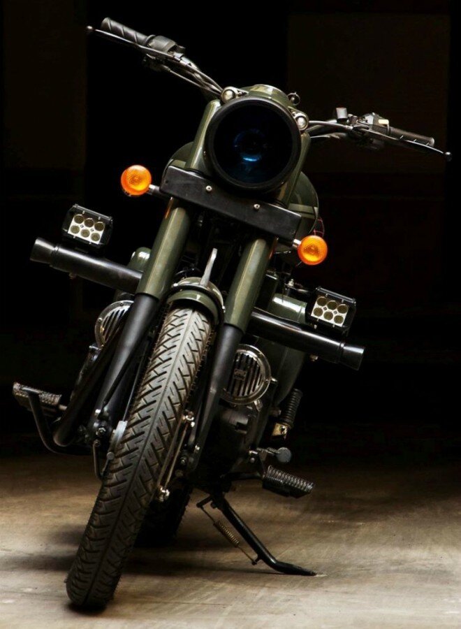 Hốc đèn pha sơn màu đen với màu xanh có thể được nhìn thấy ở kính phía trước đèn