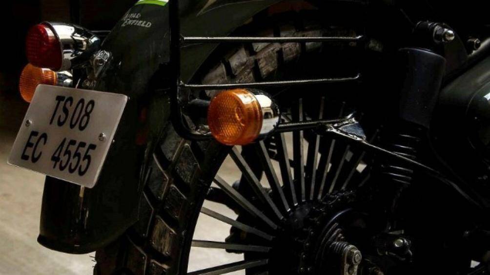 Cản trước và sau xe được làm tại, yên ngồi được phân ra làm hai giúp cho xe nhìn ấn tượng hơn