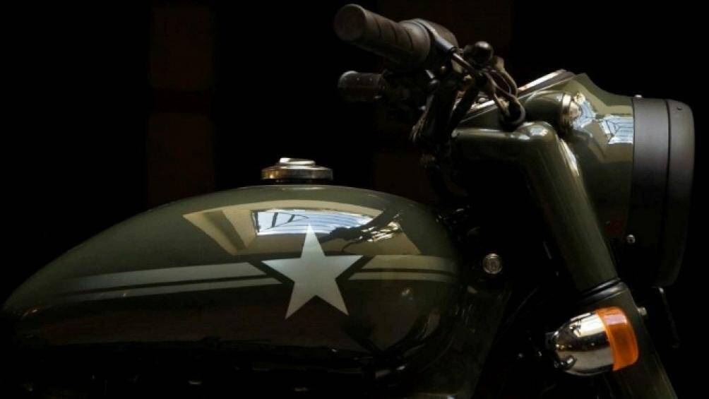 Thân xe được sơn màu Army Green (Xanh quân sự), được đánh bóng đẹp hơn với hình ngôi sao ở hai bên bình xăng