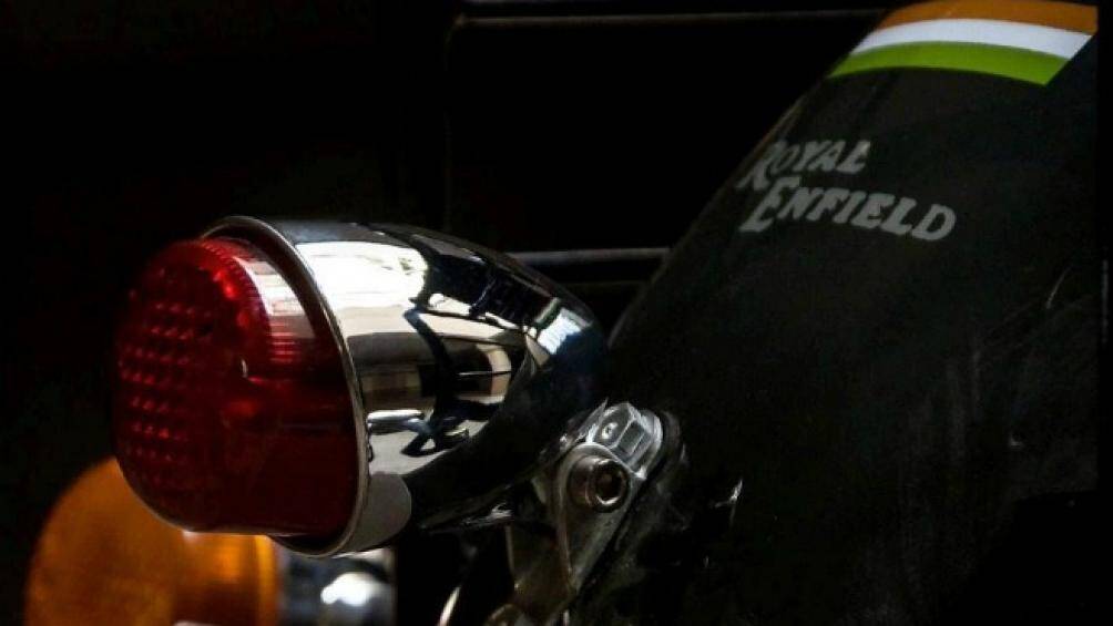 Xe vẫn duy trì hệ thống động cơ đơn xy lanh, dung tích 346cc, làm mát bằng không khí, hộp số 5 cấp