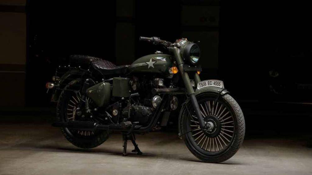 Mới đây, hãng độ EIMOR Customs đã biến chiếc Bullet 350 thành một mẫu xế nổ hành trình tân cổ điển có vẻ đẹp quân sự hấp dẫn và đặt tên là Mahi