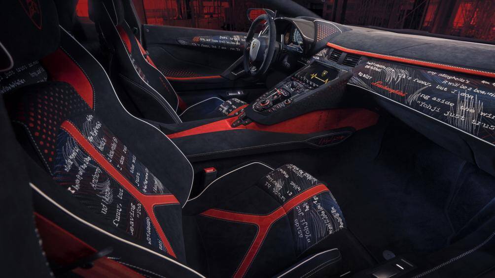 Nội thất cũng được thiết kế tương tự, với chữ ký của các nghệ sĩ được tìm thấy trên bảng điều khiển, bảng điều khiển trung tâm, ốp cửa, ghế ngồi