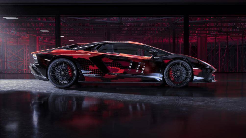 Chiếc Aventador độc đáo này có nhiều khoảng màu đỏ khác nhau ở bên ngoài, tương phản với các điểm nhấn màu trắng và đen