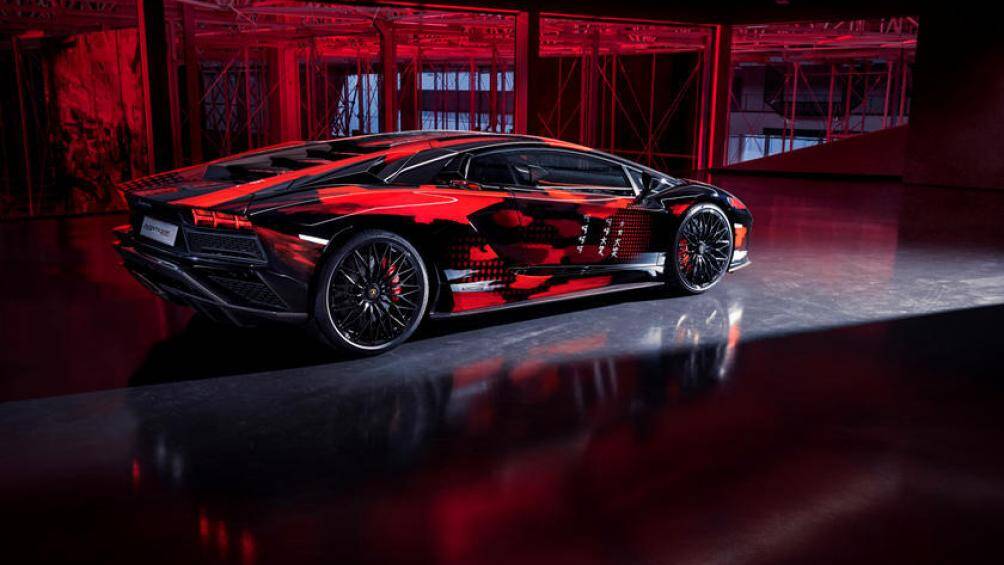 Khối động cơ này sản sinh công suất 730 mã lực tại 8.400 vòng/phút và mô-men xoắn 690 Nm tại 5.500 vòng/phút, dẫn động 4 bánh thông qua hộp số 7 cấp