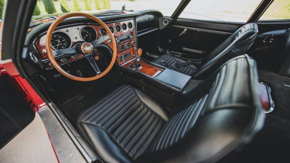 Nội thất trông cũng rất chặt chẽ và sắc nét với chỉ chút gỉ không đáng kể. Mặt táp lô và vô lăng của xe được làm bằng gỗ