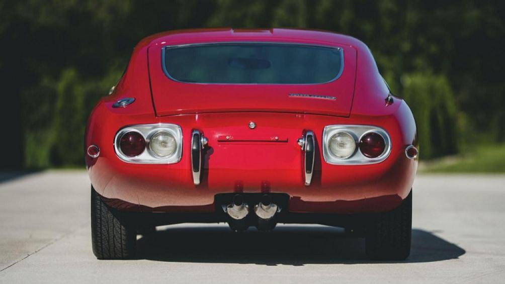 Đây cũng là một trong những mẫu xe đắt nhất thập niên 1960, bởi khi ra mắt nó có giá cao hơn 1.000 USD so với Jaguar E-Type và Porsche 911