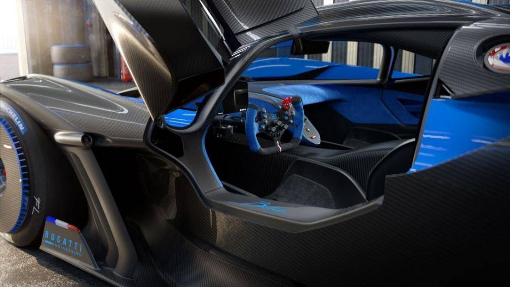Khoang lái của xe đạt được các tiêu chuẩn an toàn của FIA, bao gồm cả các trang thiết bị như hệ thống dập lửa, thiết bị kéo, đai an toàn 6 điểm...
