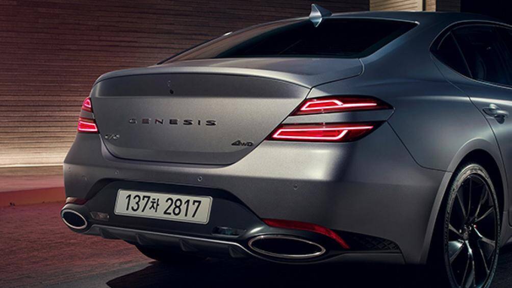 Genesis G70 2021 được trang bị vô số công nghệ an toàn như hỗ trợ và cảnh báo điểm mù, hỗ trợ tránh va chạm phía sau, cảnh báo quên hành khách...