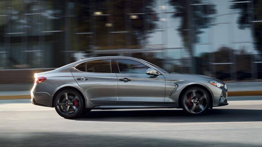 Genesis G70 sử dụng 3 động cơ gồm: động cơ xăng 4 xy lanh thẳng hàng, dung tích 2.0L, động cơ xăng V6 dung tích 3.3L và động cơ dầu, dung tích 2.2L tăng áp