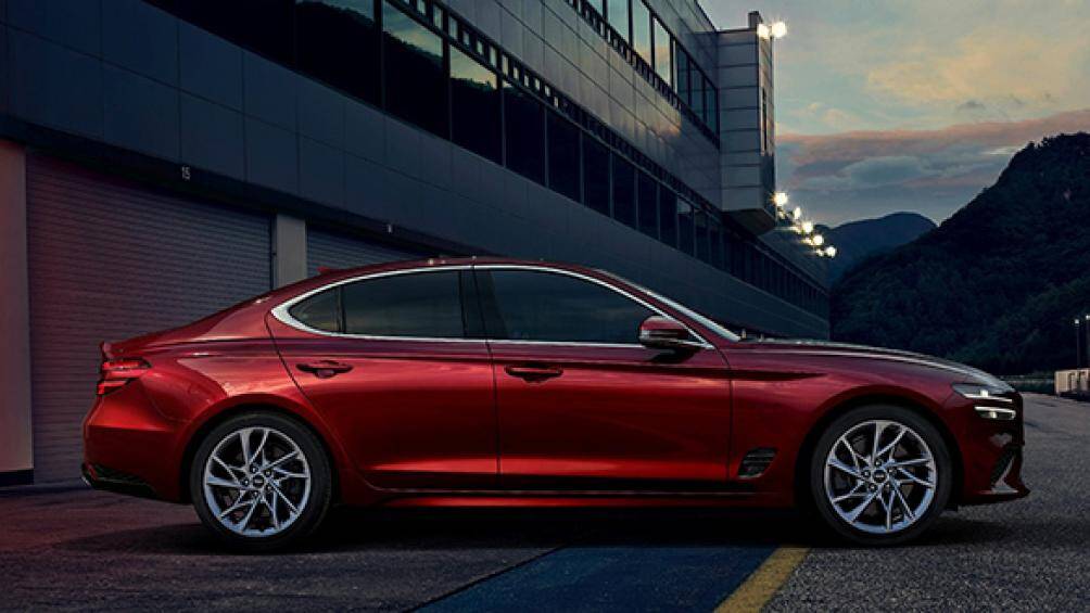 Thân xe được nhấn mạnh bằng đường dập thân vai và góc kính hất lên. Hoàn thiện thiết kế là bộ mâm họa tiết mới với kẹp phanh đỏ ẩn hiện