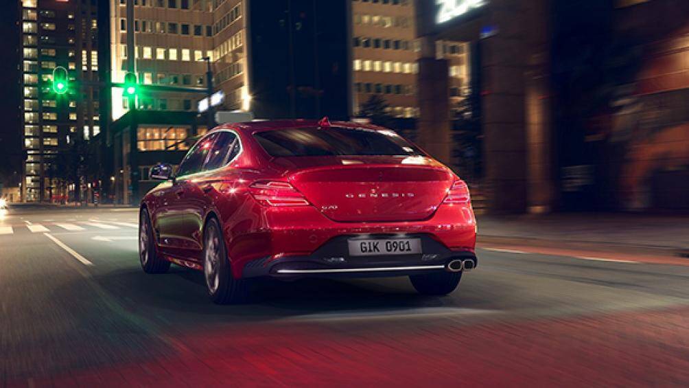 Nắp khoang hành lý được hoàn thiện như là đã gắn sẵn cánh lướt gió. Dưới cản là hệ thống 2 ống xả hình oval đi cùng bộ khuếch tán không khí