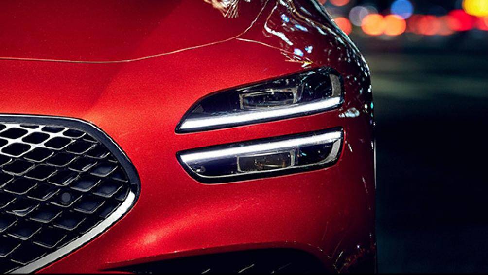 Cụm đèn pha truyền thống sẽ được thay thế bằng đèn pha LED kép song song ấn tượng Quad Lamps, 2 dải đèn hậu LED song song đến nắp cốp