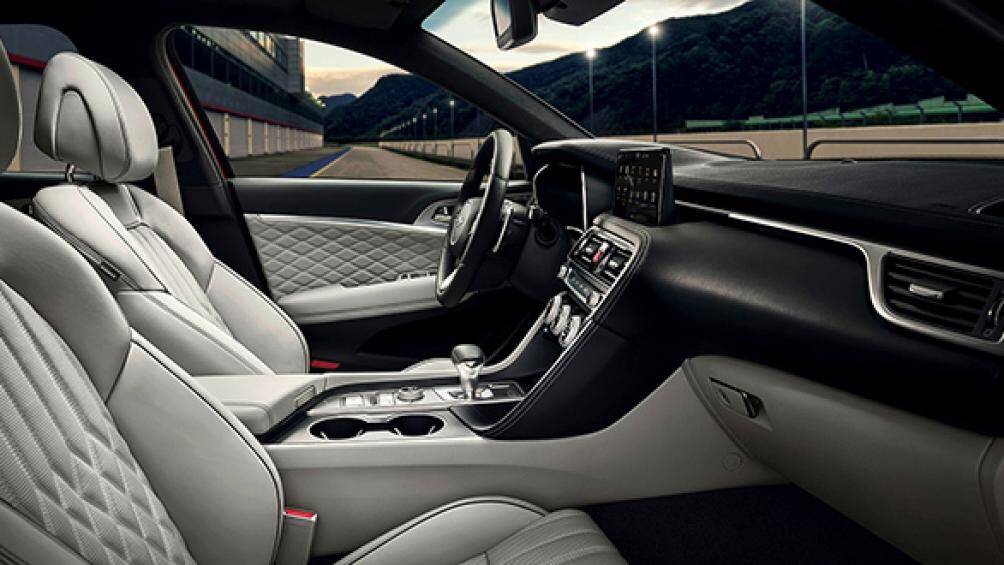 Xe sở hữu giao diện người dùng độc quyền của Genesis và khả năng cập nhật chức năng định vị vô tuyến (over-the-air)