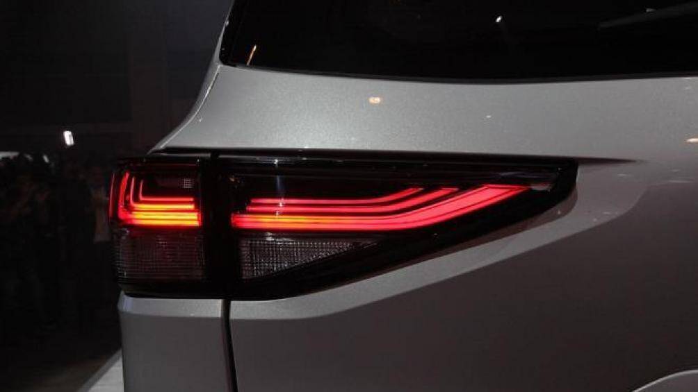 MU-X có 2 tùy chọn động cơ diesel. Đầu tiên là động cơ 4 xy-lanh 3.0L, sản sinh công suất 190 mã lực và động cơ 4 xy-lanh 1.9L, mạnh 150 mã lực