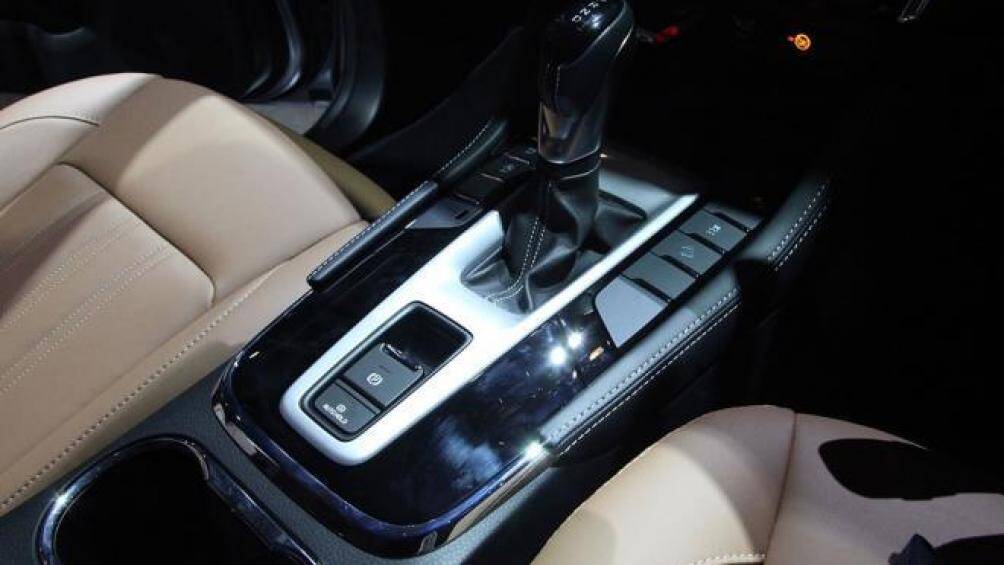 Các công nghệ hỗ trợ của MU-X bao gồm cảnh báo va chạm phía trước, phanh tự động khẩn cấp, cảnh báo lệch làn đường, đèn chiếu sáng chống chói...