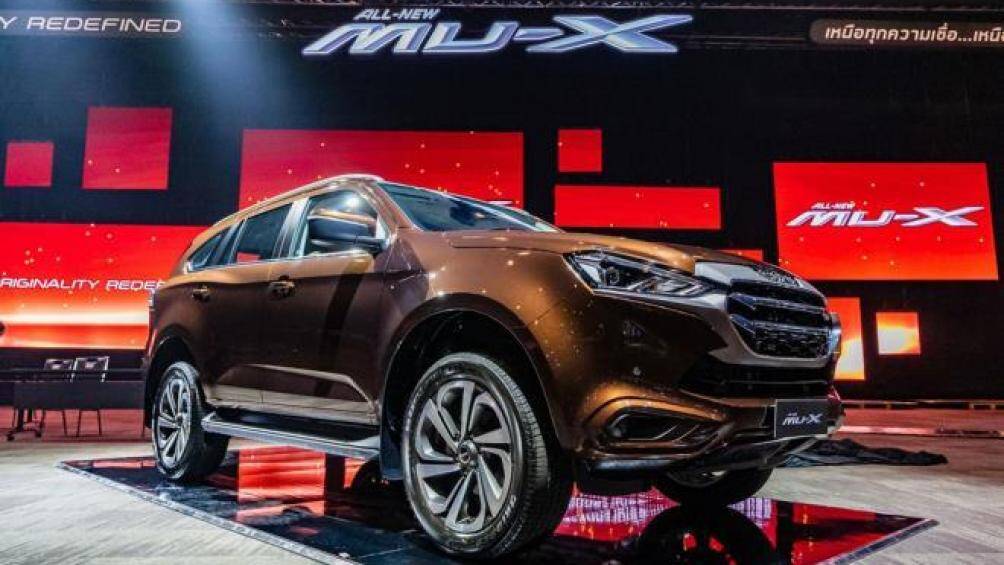 Tại Việt Nam, Isuzu MU-X được bán với giá 779-990 triệu đồng. Dù mức giá thấp hơn các đối thủ, MU-X chưa bao giờ là mẫu xe bán chạy tại Việt Nam