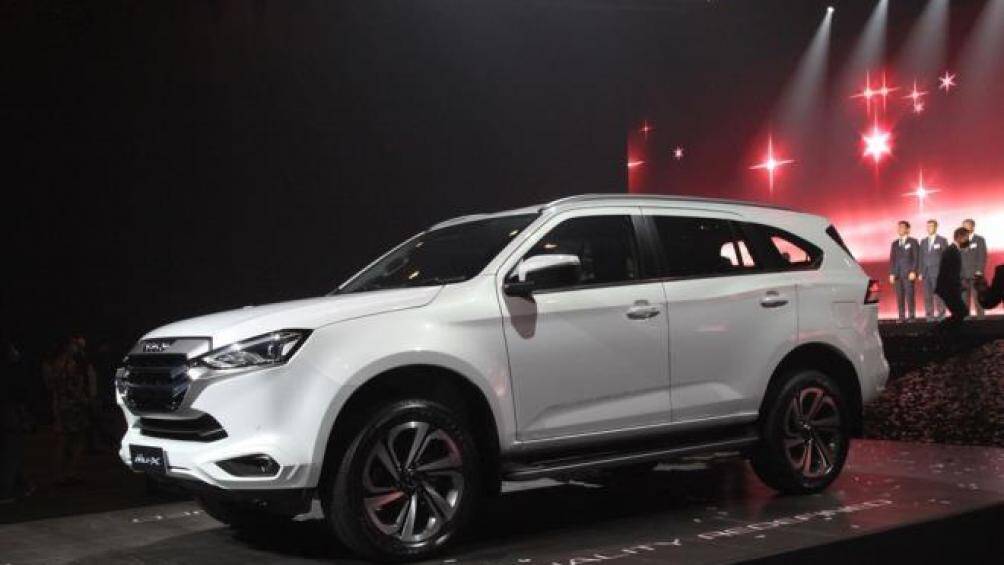 Ở thế hệ mới, MU-X được thay đổi ở cả thiết kế và trang bị. Khi nhìn từ 2 bên, chiếc SUV trở nên vuông vức, các đường gân rõ nét hơn