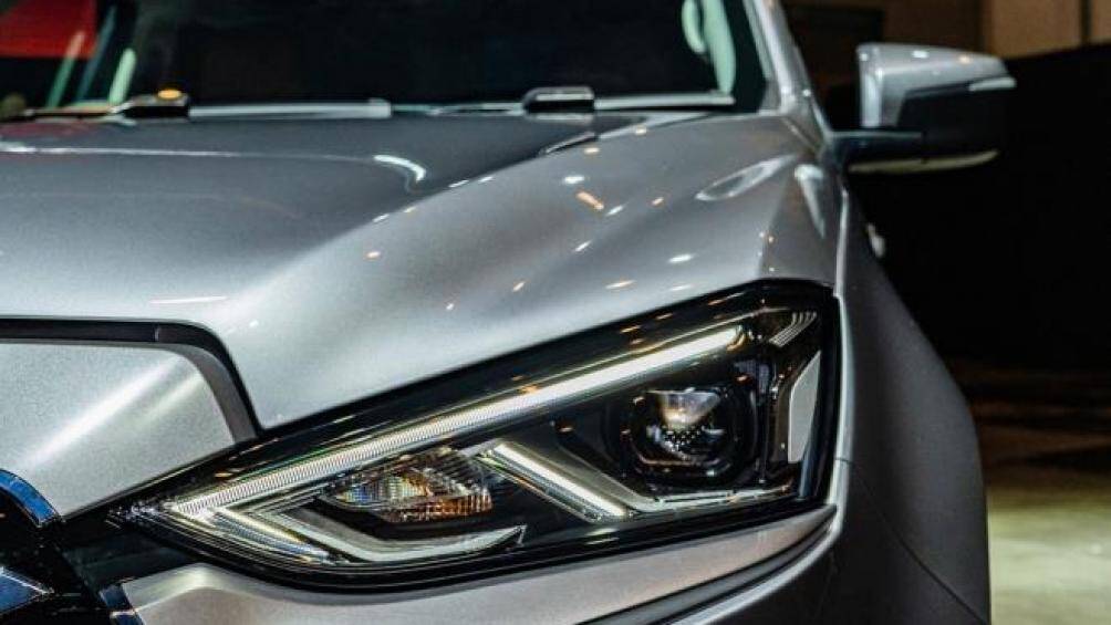 Hệ thống đèn chiếu sáng chính của xe gồm đèn Bi-LED dạng Projectort, đèn daylight với họa tiết mũi tên và đèn sương mù đặt bên dưới