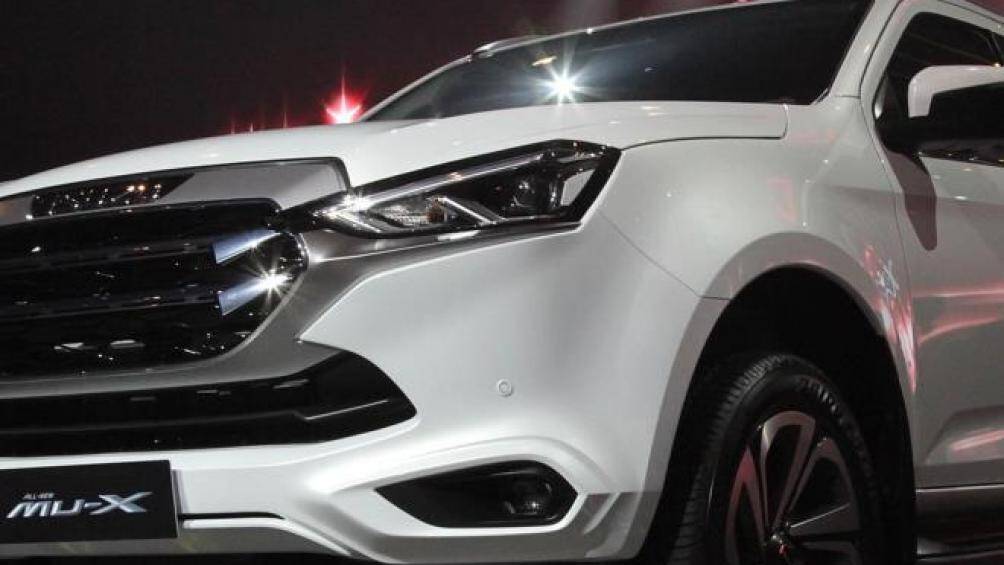 Lưới tản nhiệt mạ chrome vẫn giữ hình dáng cũ nhưng đường viền và thanh bên trong được cách điệu lại và làm to bản hơn