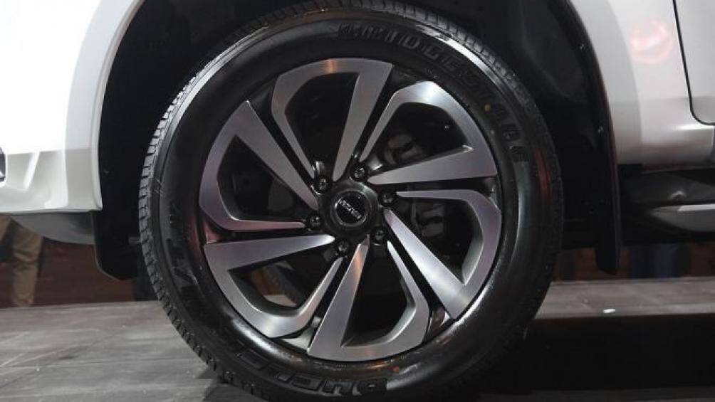 Phiên bản Active tiêu chuẩn sở hữu mâm 17 inch, các bản Luxury, Elegant có mâm 18 inch và bản cao cấp nhất có mâm 20 inch