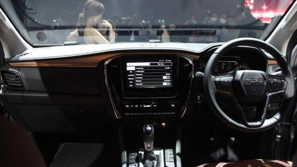 Là mẫu xe của thị trường Thái Lan, nội thất của MU-X có màu nâu với công nghệ Coolmax, giúp giảm lượng nhiệt năng tích tụ bên trong