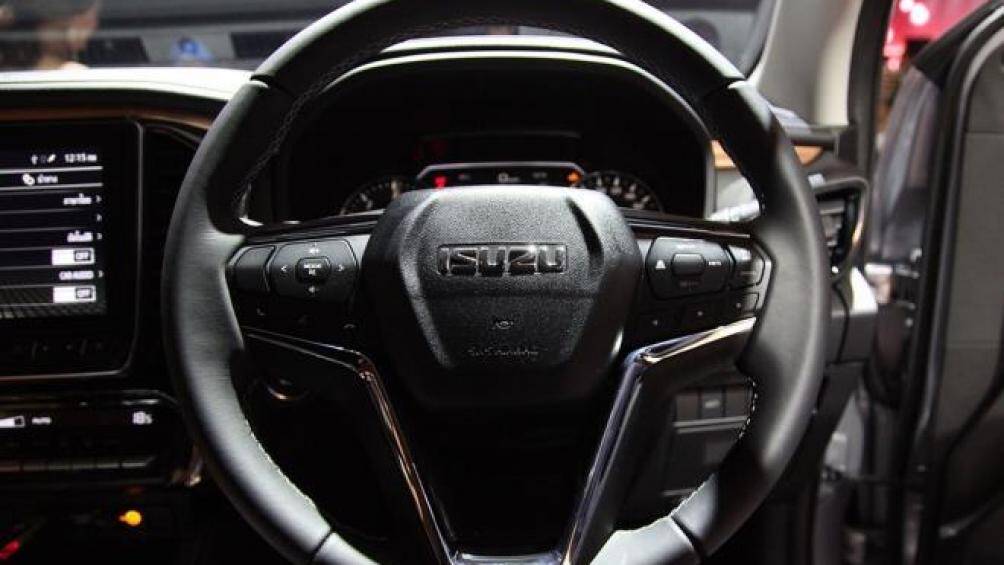 Ngoài ra, chiếc SUV còn có ghế lái chỉnh điện 8 hướng, vô-lăng tích hợp lẫy chuyển số và nút chức năng, phanh tay điện tử