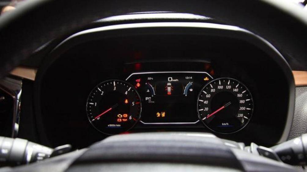 Isuzu trang bị cho MU-X gói công nghệ ADAS với sự hỗ trợ của 2 camera phía trước, camera mô phỏng 3D, 2 radar và 8 cảm biến xung quanh xe